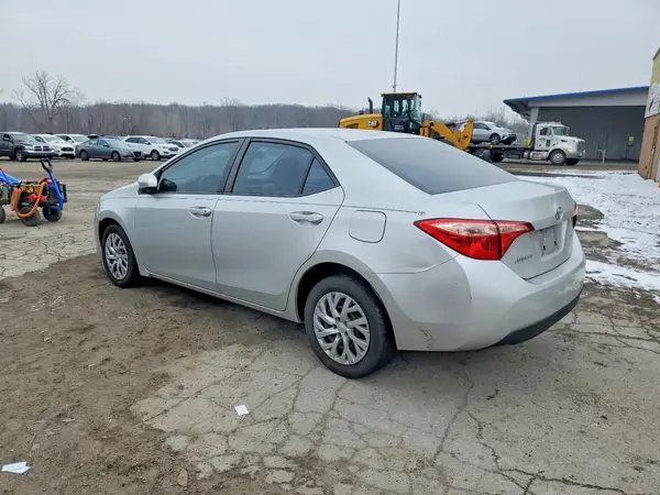 5YFBURHE3JP821067 2018 TOYOTA COROLLA - Image 2