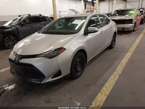 5YFBURHE3JP822591 2018 TOYOTA COROLLA - Image 2