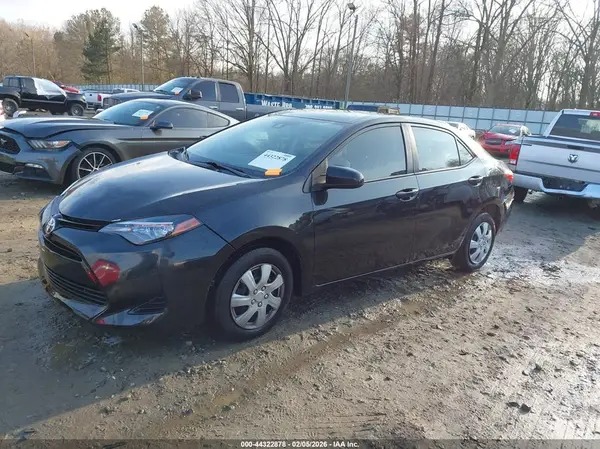 5YFBURHE3JP822736 2018 TOYOTA COROLLA - Image 2