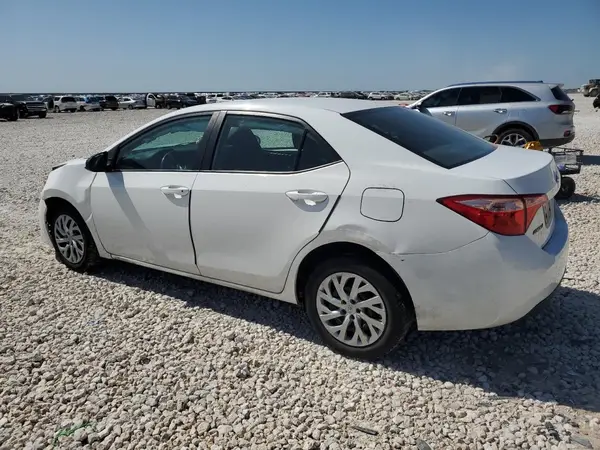 5YFBURHE3JP823269 2018 TOYOTA COROLLA - Image 2