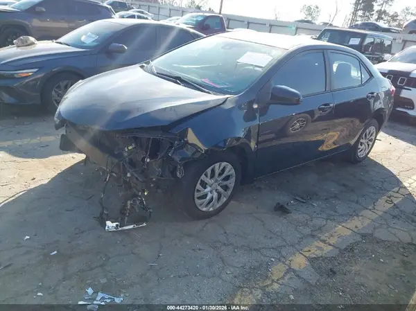 5YFBURHE3JP826611 2018 TOYOTA COROLLA - Image 2