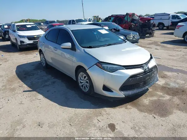 5YFBURHE3JP827077 2018 TOYOTA COROLLA - Image 1