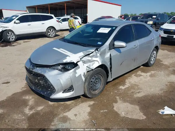 5YFBURHE3JP827077 2018 TOYOTA COROLLA - Image 2