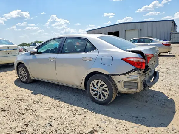5YFBURHE3JP827922 2018 TOYOTA COROLLA - Image 2
