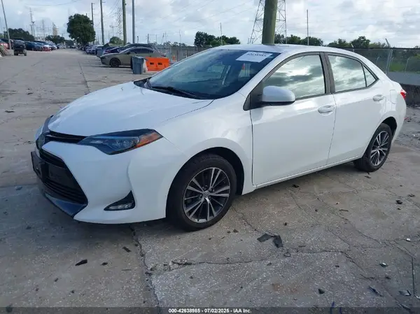 5YFBURHE3JP828407 2018 TOYOTA COROLLA - Image 2