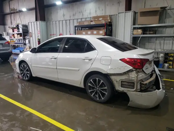 5YFBURHE3JP831713 2018 TOYOTA COROLLA - Image 2