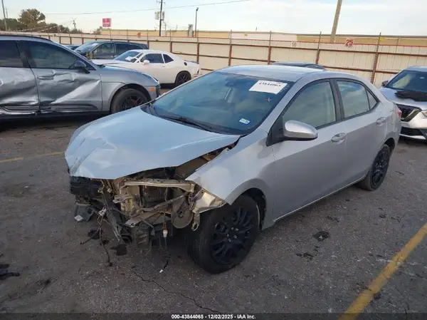 5YFBURHE3JP834014 2018 TOYOTA COROLLA - Image 2