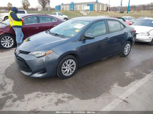 5YFBURHE3JP838161 2018 TOYOTA COROLLA - Image 2