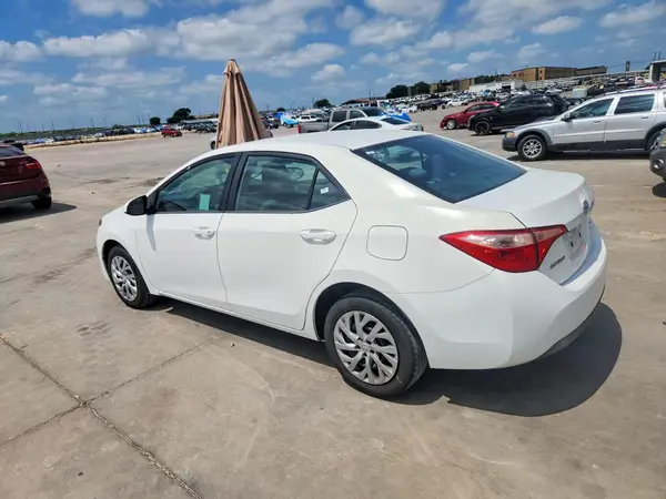 5YFBURHE3JP840007 2018 TOYOTA COROLLA - Image 2