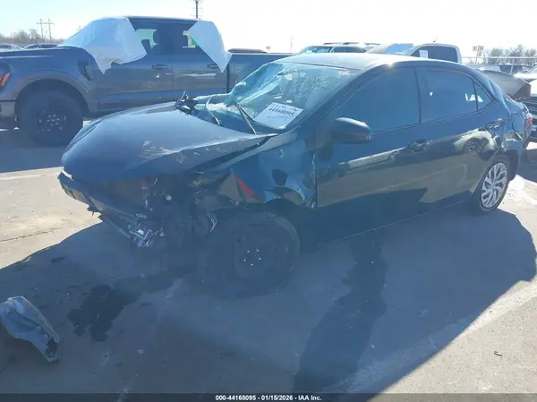 5YFBURHE3JP840072 2018 TOYOTA COROLLA - Image 2