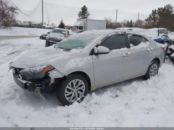 5YFBURHE3JP840525 2018 TOYOTA COROLLA - Image 2