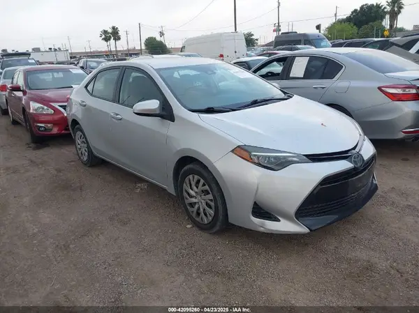 5YFBURHE3JP840735 2018 TOYOTA COROLLA - Image 1