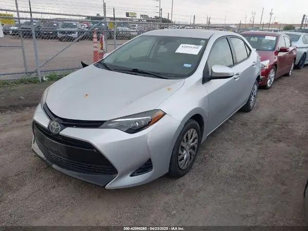 5YFBURHE3JP840735 2018 TOYOTA COROLLA - Image 2