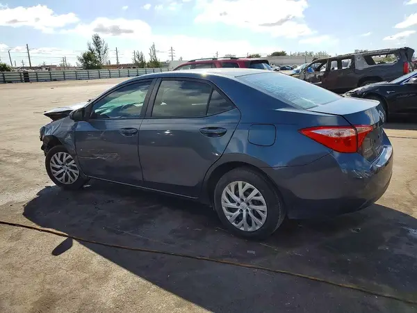5YFBURHE3JP843781 2018 TOYOTA COROLLA - Image 2