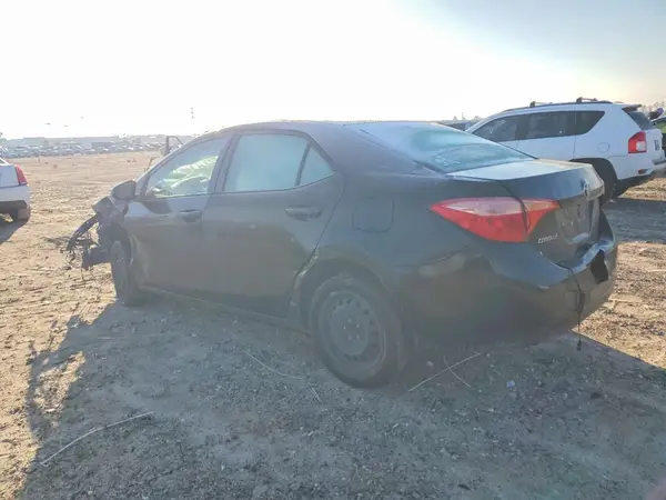 5YFBURHE3JP845868 2018 TOYOTA COROLLA - Image 2