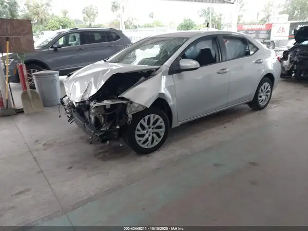 5YFBURHE3JP846891 2018 TOYOTA COROLLA - Image 2