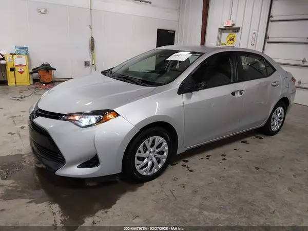 5YFBURHE3JP848852 2018 TOYOTA COROLLA - Image 2