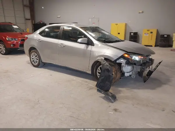 5YFBURHE3JP852304 2018 TOYOTA COROLLA - Image 1