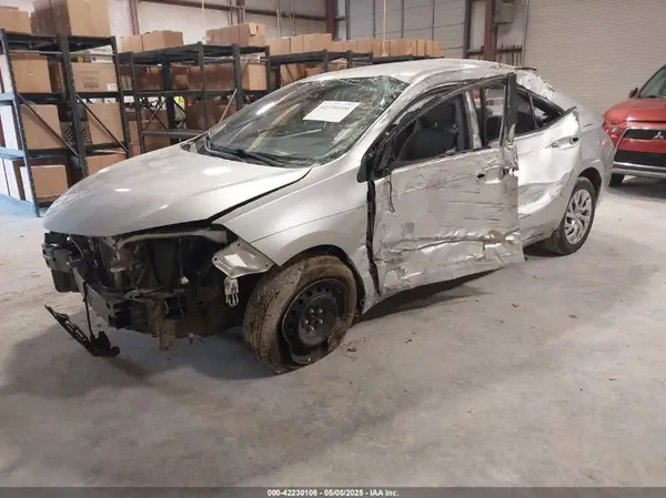 5YFBURHE3JP852304 2018 TOYOTA COROLLA - Image 2