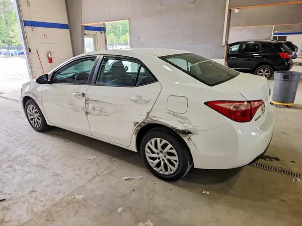 5YFBURHE3JP852464 2018 TOYOTA COROLLA - Image 2