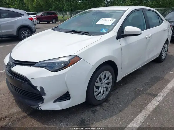 5YFBURHE3JP853226 2018 TOYOTA COROLLA - Image 2