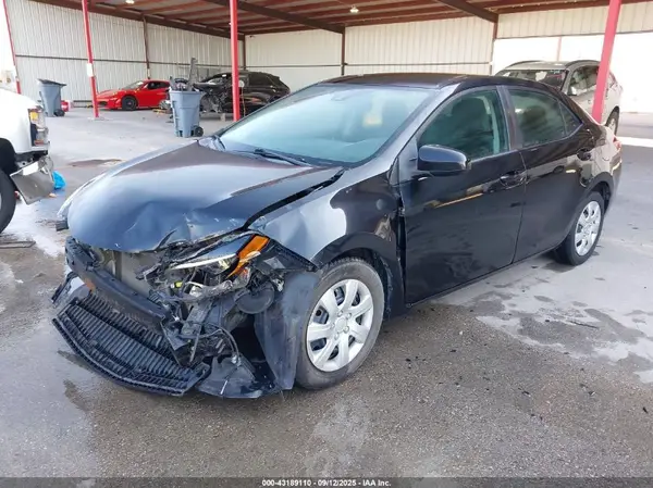 5YFBURHE3JP853906 2018 TOYOTA COROLLA - Image 2