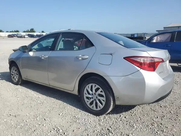 5YFBURHE3JP855624 2018 TOYOTA COROLLA - Image 2