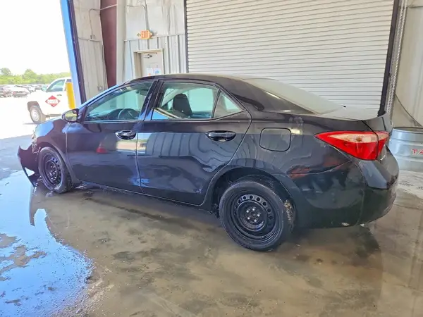 5YFBURHE3JP855798 2018 TOYOTA COROLLA - Image 2