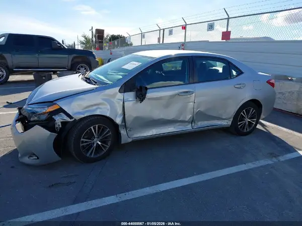 5YFBURHE4HP569582 2017 TOYOTA COROLLA - Image 2