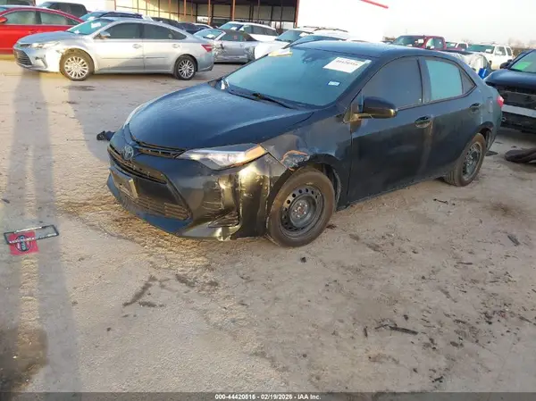 5YFBURHE4HP570148 2017 TOYOTA COROLLA - Image 2