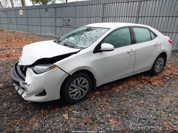 5YFBURHE4HP571171 2017 TOYOTA COROLLA - Image 2
