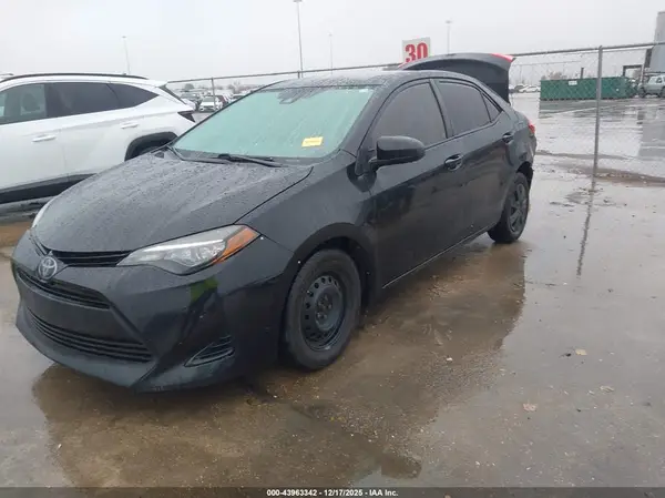 5YFBURHE4HP573860 2017 TOYOTA COROLLA - Image 2