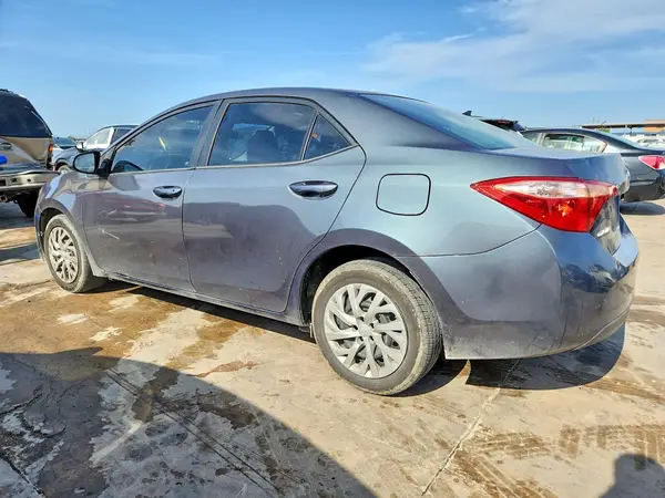 5YFBURHE4HP574328 2017 TOYOTA COROLLA - Image 2
