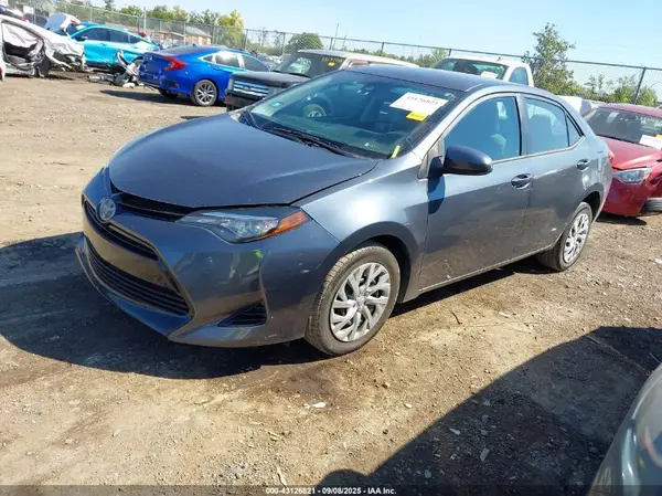 5YFBURHE4HP579903 2017 TOYOTA COROLLA - Image 2