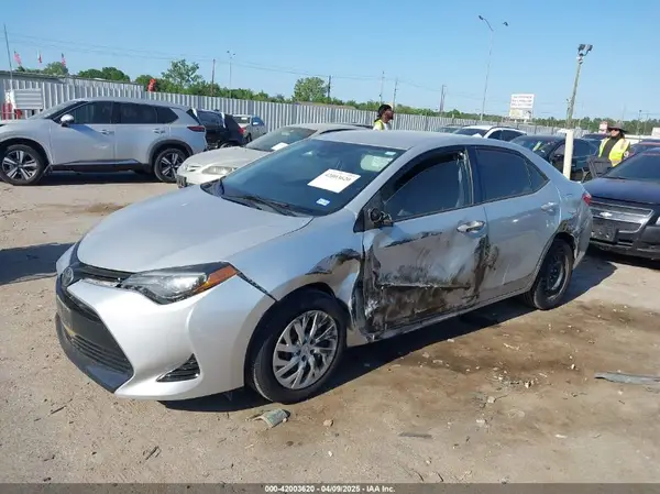 5YFBURHE4HP587239 2017 TOYOTA COROLLA - Image 2