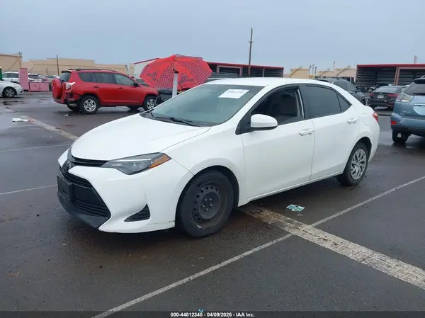 5YFBURHE4HP587810 2017 TOYOTA COROLLA - Image 2