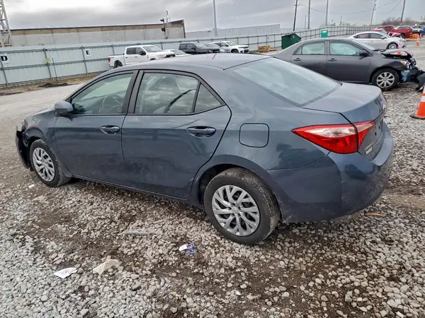 5YFBURHE4HP589492 2017 TOYOTA COROLLA - Image 2