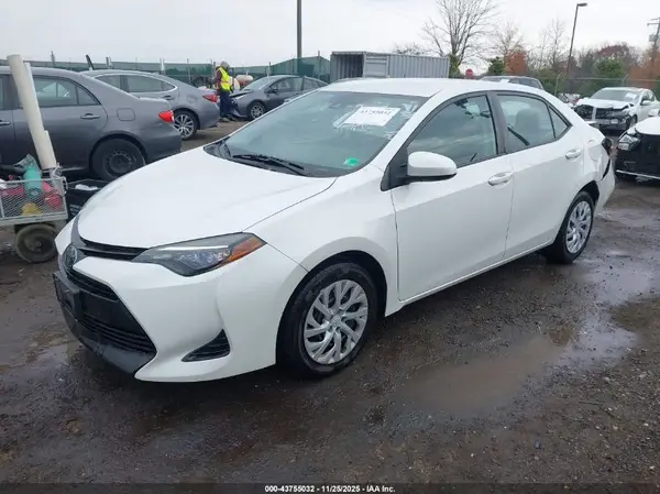 5YFBURHE4HP591128 2017 TOYOTA COROLLA - Image 2
