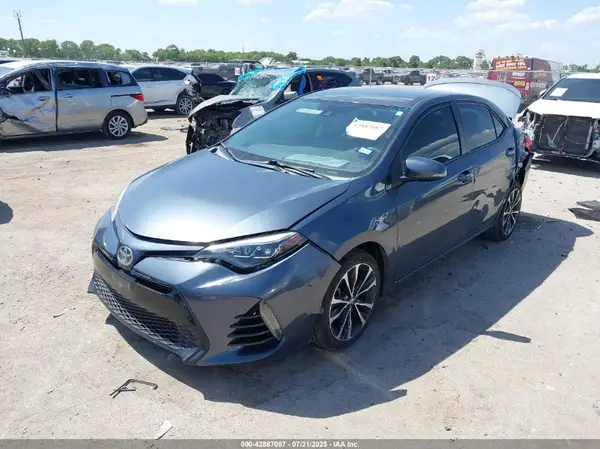 5YFBURHE4HP593588 2017 TOYOTA COROLLA - Image 2