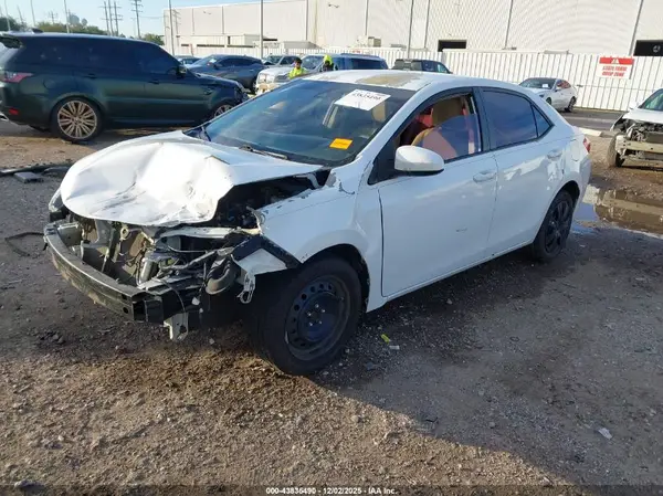 5YFBURHE4HP593817 2017 TOYOTA COROLLA - Image 2