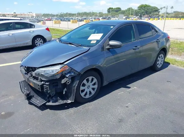 5YFBURHE4HP595843 2017 TOYOTA COROLLA - Image 2