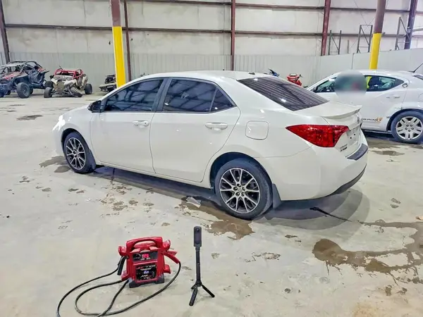 5YFBURHE4HP604752 2017 TOYOTA COROLLA - Image 2