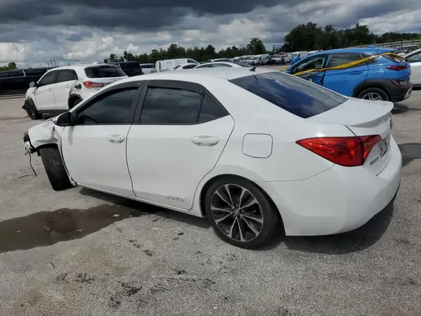 5YFBURHE4HP607666 2017 TOYOTA COROLLA - Image 2