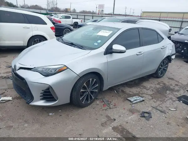 5YFBURHE4HP609093 2017 TOYOTA COROLLA - Image 2