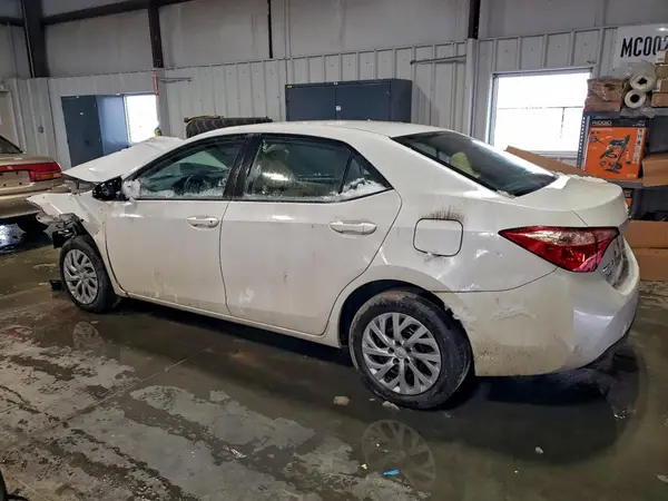 5YFBURHE4HP618764 2017 TOYOTA COROLLA - Image 2