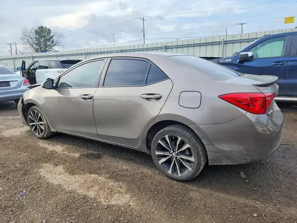 5YFBURHE4HP624239 2017 TOYOTA COROLLA - Image 2