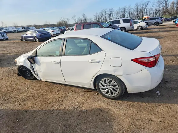 5YFBURHE4HP635211 2017 TOYOTA COROLLA - Image 2