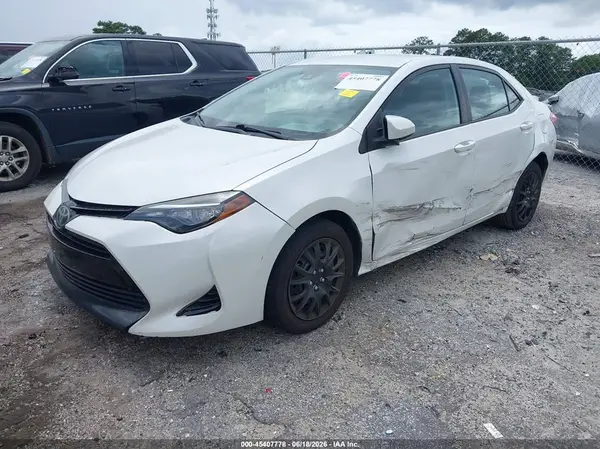 5YFBURHE4HP635516 2017 TOYOTA COROLLA - Image 2