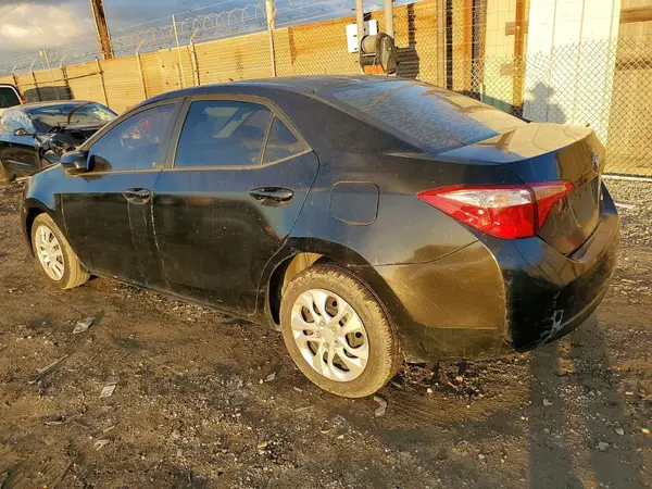 5YFBURHE4HP635810 2017 TOYOTA COROLLA - Image 2
