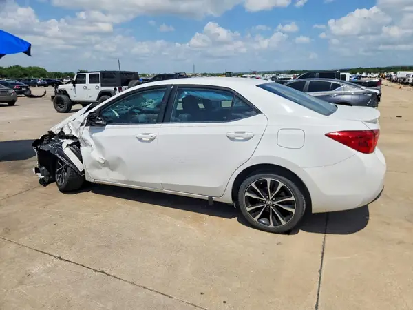 5YFBURHE4HP636519 2017 TOYOTA COROLLA - Image 2